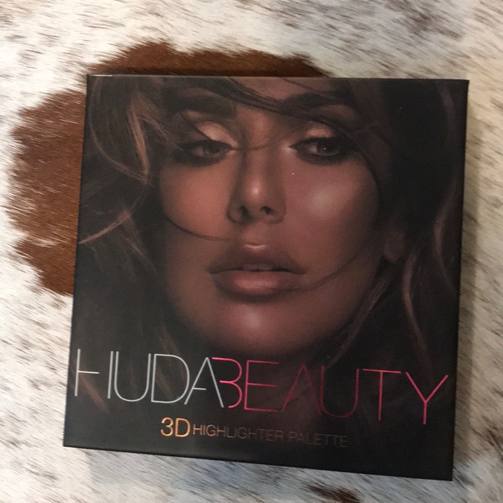 Huda beauty 3D highlighter palette